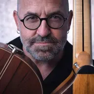 MÚSICA DE CONTRABANDO T35C020 Con Abraham Boba hablamos del estreno de "163 centímetros". El mago de las cuerdas Juan José Robles nos adentra en su concierto sinfónico con la OSRM (28/01/2026)