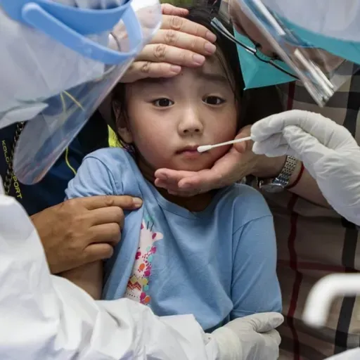 China considera se deve abandonar ou não a abordagem de tolerância zero da Covid.