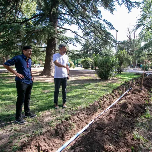 Mendoza aplica un programa de gestión inteligente del agua en sus espacios verdes 💧🌳