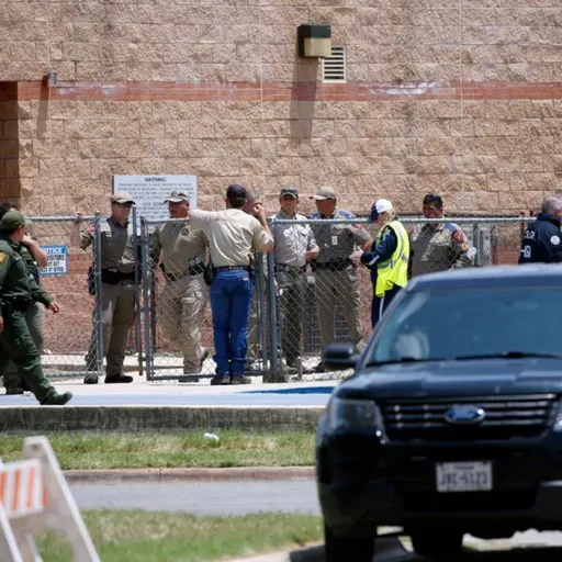 Uvalde Texas Elementary school shooting, 14 students dead 1 teacher 2 in critical condition