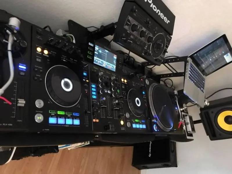 Cro International DJ radio